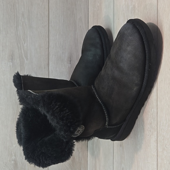 Ugg Australia Women's One Button Black Leather Shearling Boots Shoes Sz 9 - Picture 1 of 16